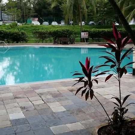 Pinang Beach Apartment @ Bayu Emas Batu Feringgi Dış mekan fotoğraf